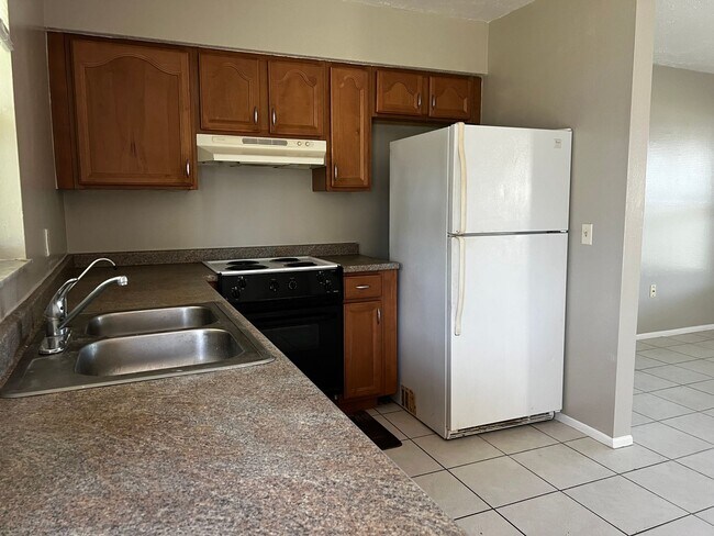 Building Photo - 2BD/1BA/Single carport - Venice