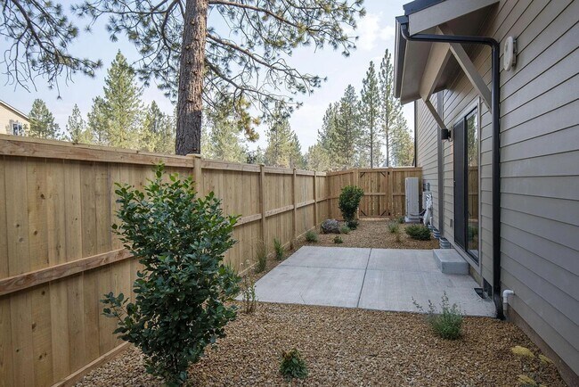Building Photo - New Construction Townhome in SIsters