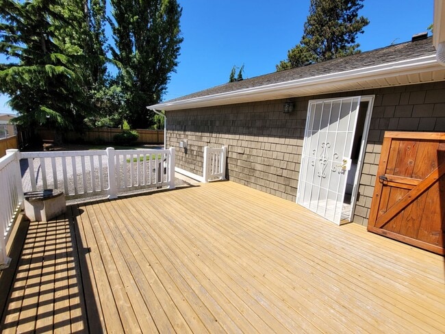 Building Photo - Fully Furnished Cottage 1 Bedroom - Marine Dr