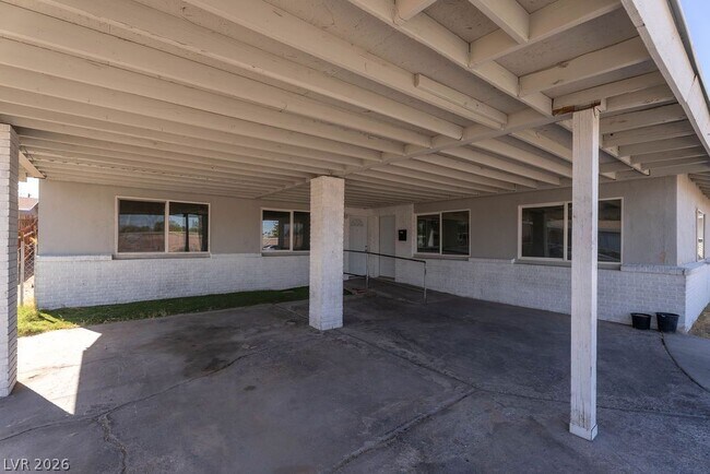 Building Photo - 1501 N Tonopah Dr
