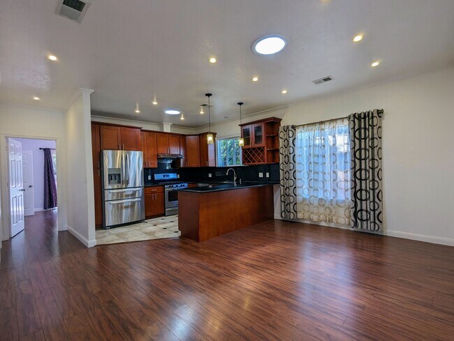 Building Photo - 209 N Idaho St