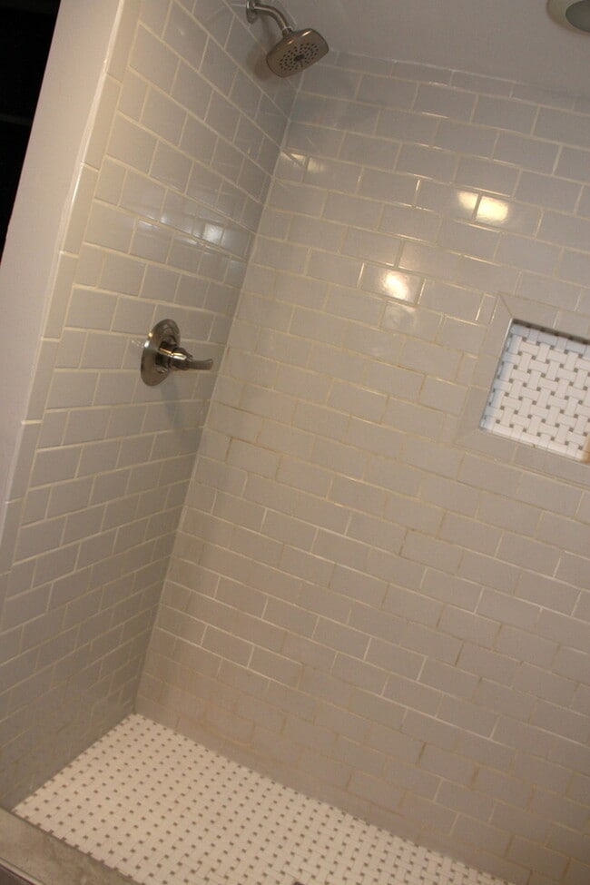 Building Photo - 2 Bed / 1 Bath Near Crieve Hall - McMurray...
