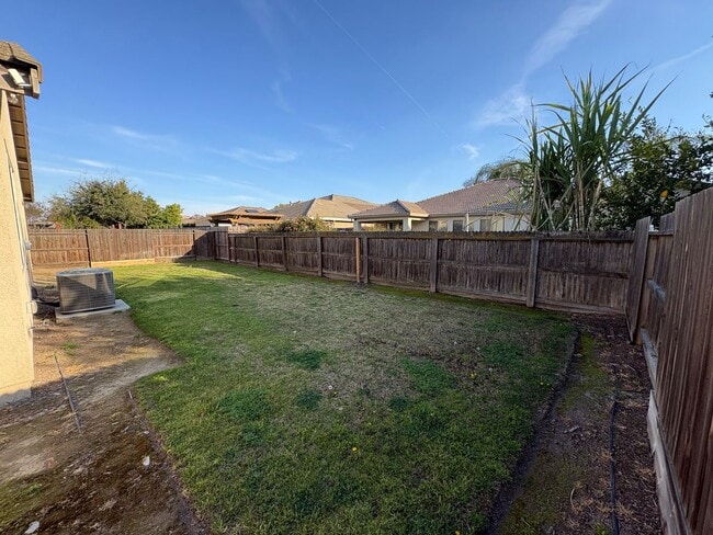 Building Photo - NW Visalia Home Near Shopping Center Available Now!