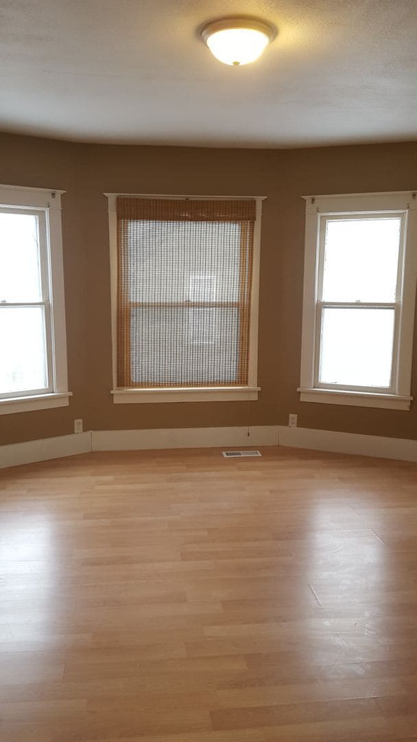 Building Photo - Great home, lots of space, fully updated, ...