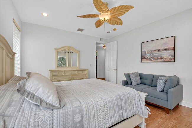 Building Photo - 9826 Vía Amati