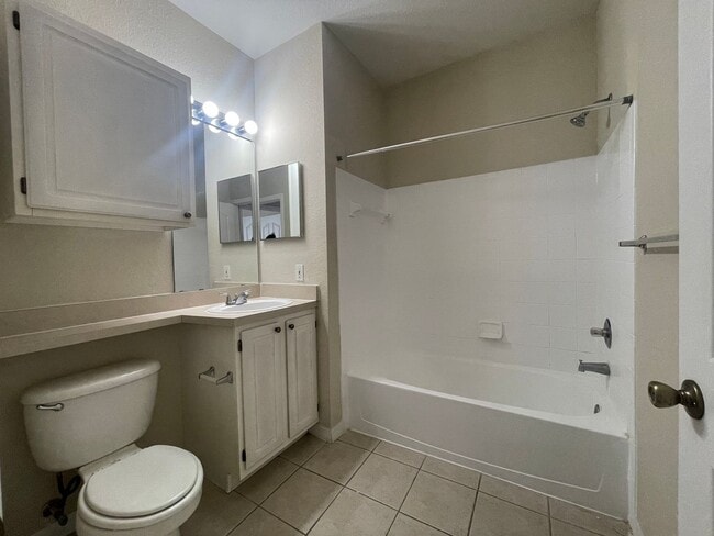 Building Photo - 1br/1ba Visconti Condo with Water View!