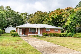 Building Photo - 3 Bedroom Home in Convenient Location