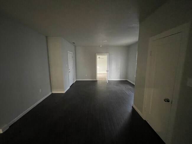 Building Photo - 5 bedroom, 2 bath