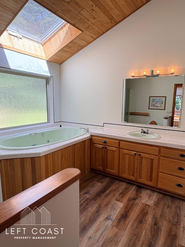 Building Photo - 7205 SW Burl Dr