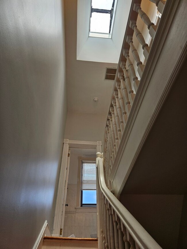 Building Photo - Charming 3BR Rowhome in Bloomingdale
