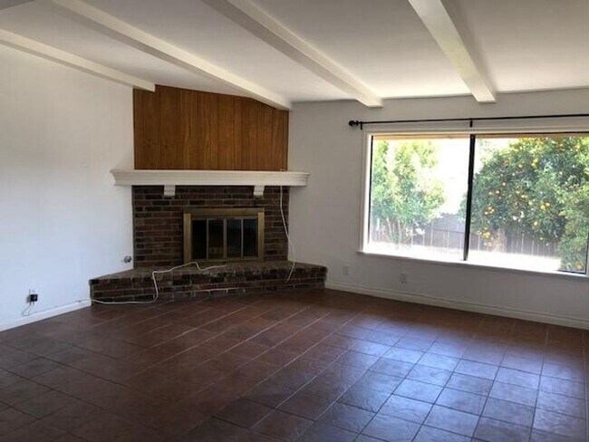 Building Photo - Oak View- Spacious Three Bedroom + Office Space