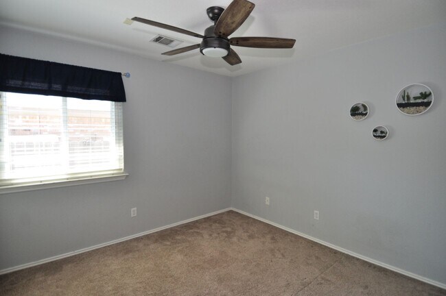 Building Photo - Amazing 3 bedroom, 2 bath home with an off...