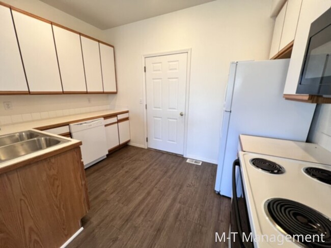 Building Photo - 3 br/2.5 bath townhouse + 1 car garage, fe...