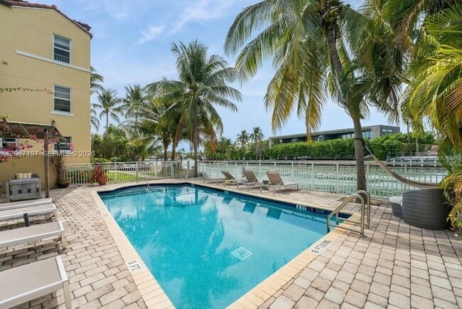 Building Photo - 4812 Pine Tree Dr