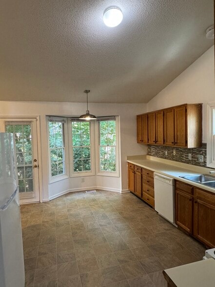 Kitchen - 632 Penncross Dr