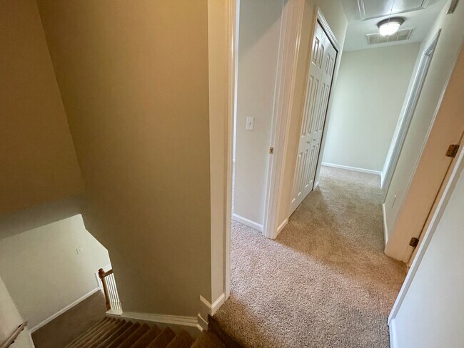 Building Photo - Beautiful, updated 3br 2.5 ba home with garage, fenced-yard in Home Valley Farms Now Available!
