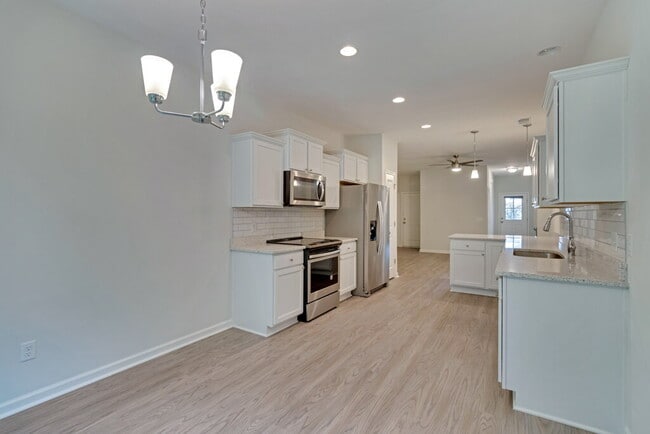 Building Photo - Conveniently located 3 bedroom, 2.5 bathroom townhome in The Commons subdivision