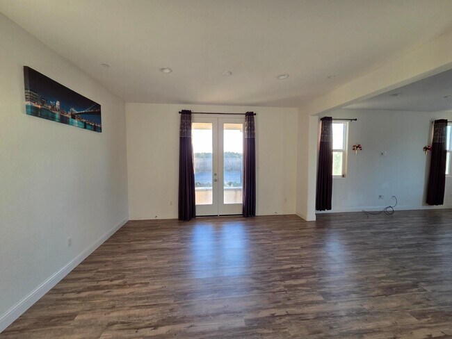 Building Photo - 705 Skansen St
