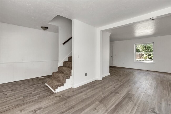 Building Photo - 9710 N Oak Cliff Dr