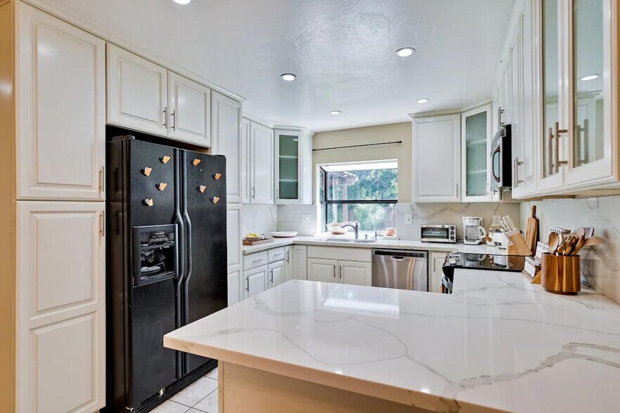 Building Photo - 6402 Tamalpais Ave