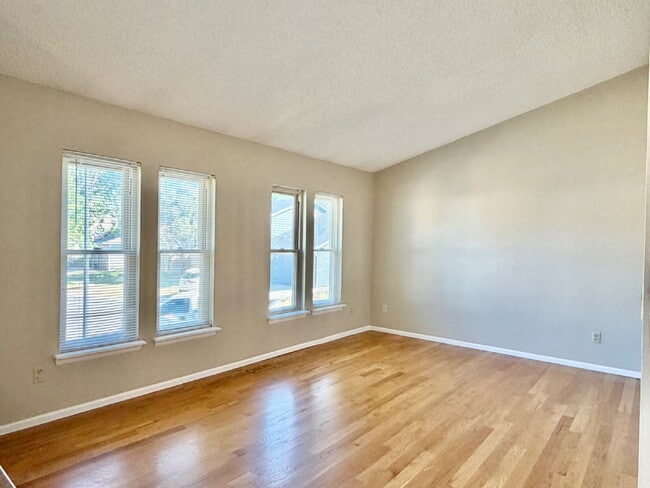 Building Photo - Charming Split-Level Oasis on a Quiet Cul-de-Sac Backing to Greenspace. New Carpet, New Paint and...