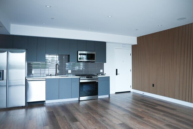 Building Photo - 8940 Reseda Blvd