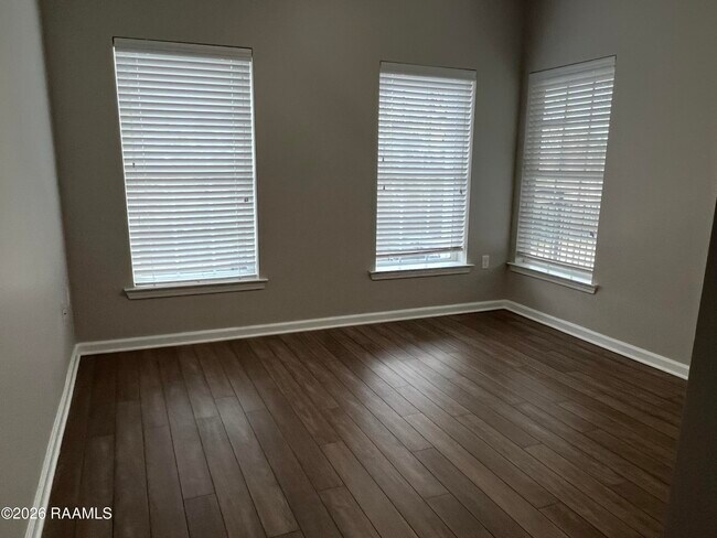 Building Photo - 1521 Camellia Blvd