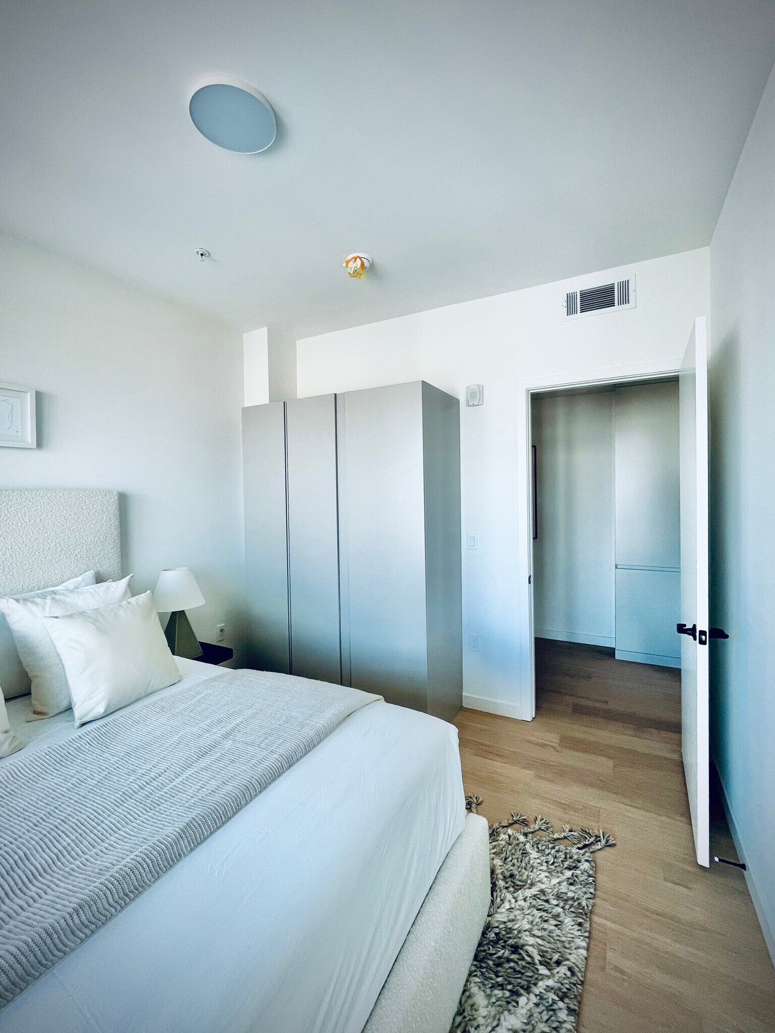 Building Photo - 904 S New Hampshire Ave