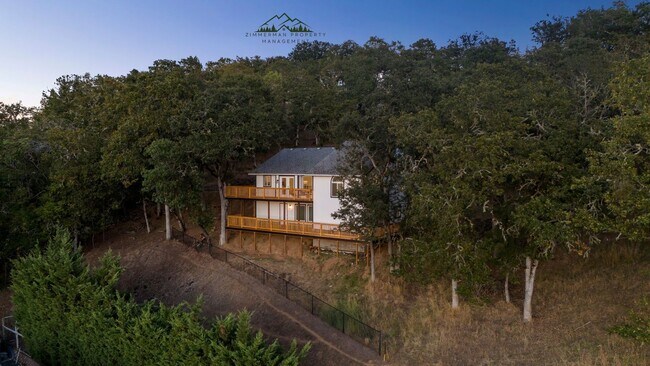 Building Photo - 4 bedroom 2.5 bathroom home with Panoramic views!
