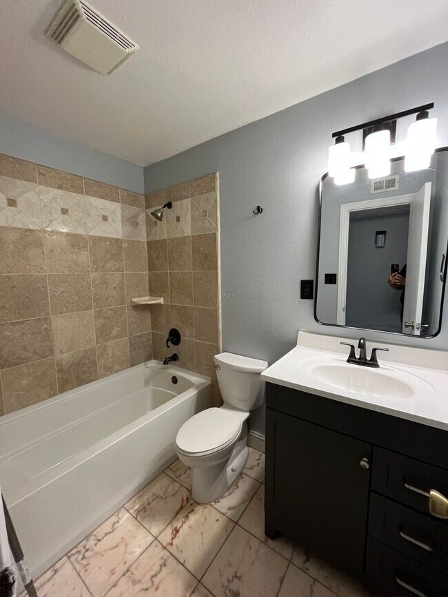 Building Photo - Available Now! Move-In Ready