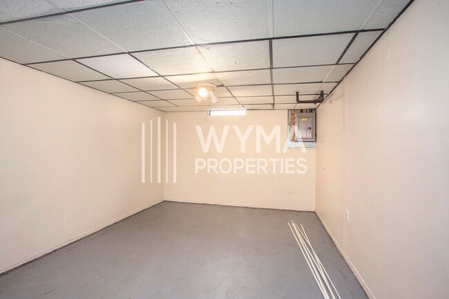 Building Photo - AVAILABLE MID-JULY!! 3 Bedroom, 1.5 Single...