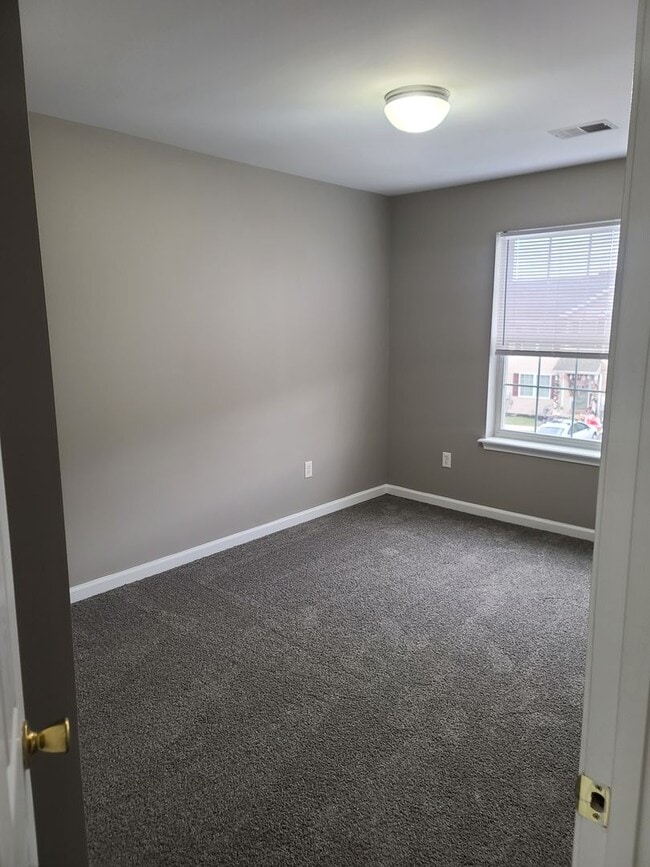 Building Photo - 3 Bedroom 2 1/2 bath Townhome for Rent in Waynesboro