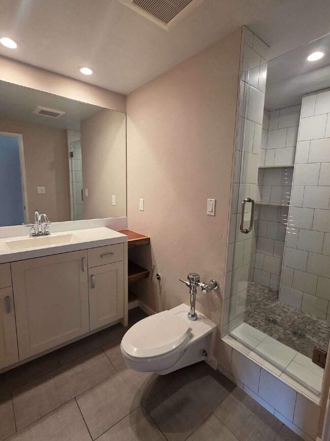 Building Photo - Super Spacious 1 Bedroom- Views of the Cit...