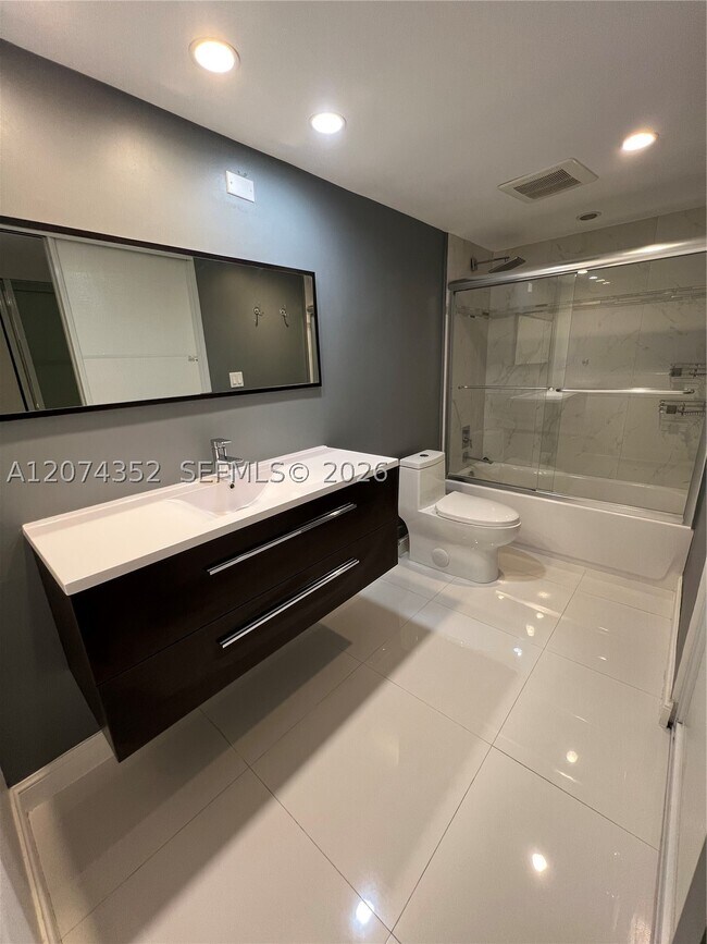 Building Photo - 3375 N Country Club Dr