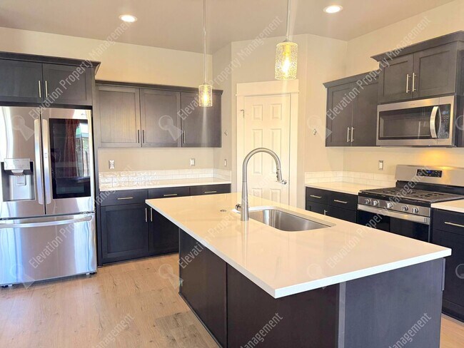 Building Photo - 4BR - 2.5 BA SE Bend home in great neighborhood with park and pool!