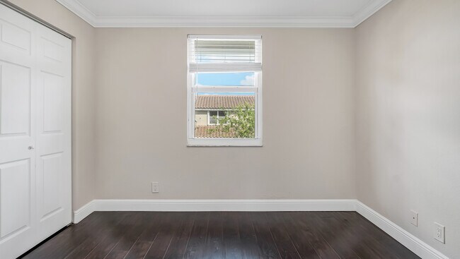 Building Photo - 5611 NW 118th Dr