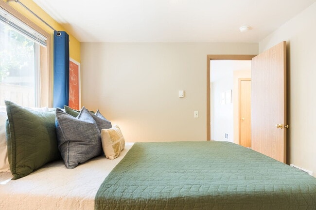 Building Photo - Adorable 1 Bed 1 Bath Cottage, 2 Blocks From Greenlake!