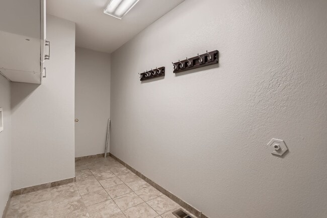 Building Photo - Newly Remodeled Home in the Broadlands!  4...