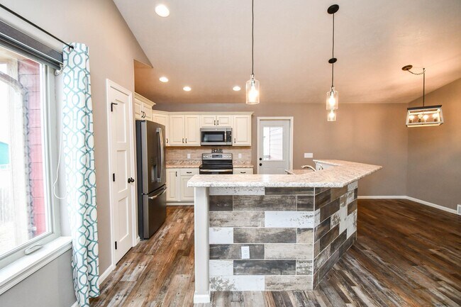 Building Photo - 5 Bedroom 3 Bathroom Single Family Home North Sioux Falls!