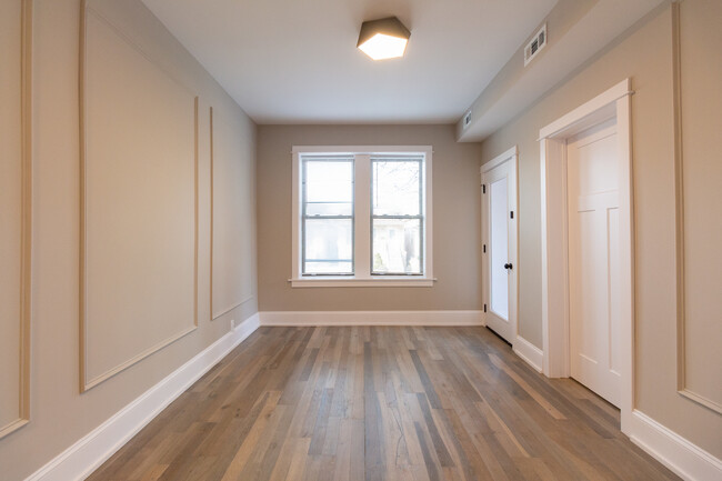 Building Photo - 3755 W Addison St