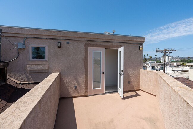 Building Photo - 3 Bedroom Townhome in Crown Point – Pacific Beach