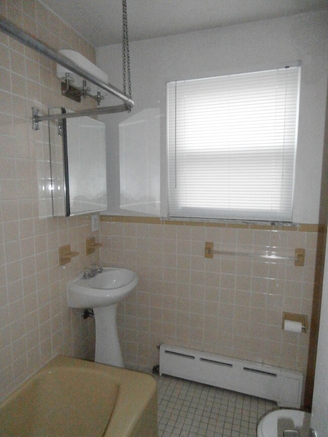 Building Photo - 2628 E Somerset St