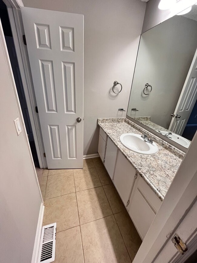 Building Photo - Charming 3-bedroom, 2-bath townhouse