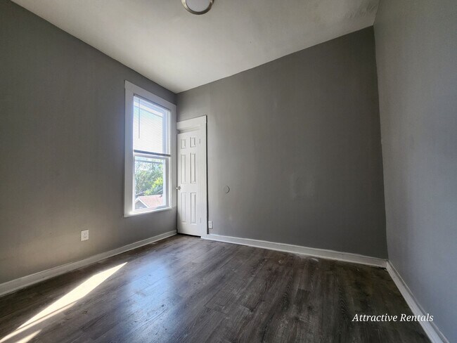 Building Photo - 7028 S Rhodes Ave