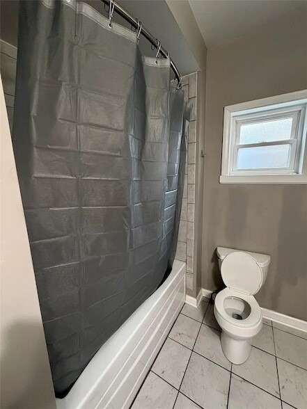 Building Photo - 1709 Sarah St