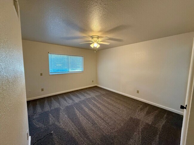 Building Photo - Single story home in established neighborhood!