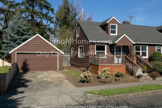 Building Photo - Delightful Two Bedroom Duplex In SE Portland - Fenced Yard!