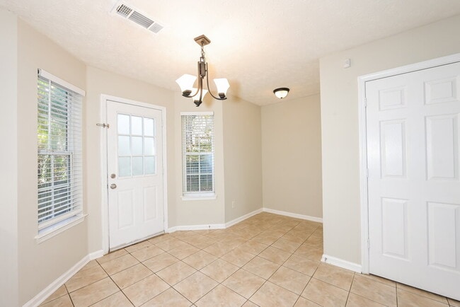 Building Photo - 86 Springbottom Dr SE