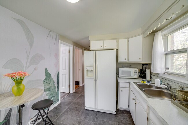 Building Photo - 544 E 92nd Pl