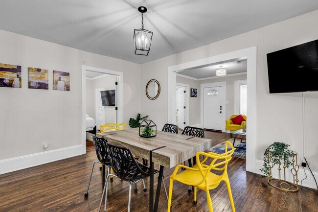 Building Photo - 820 Parkwood Ave